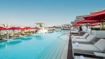 2 piscinas externas, funciona das 8h às 22h, espreguiçadeiras