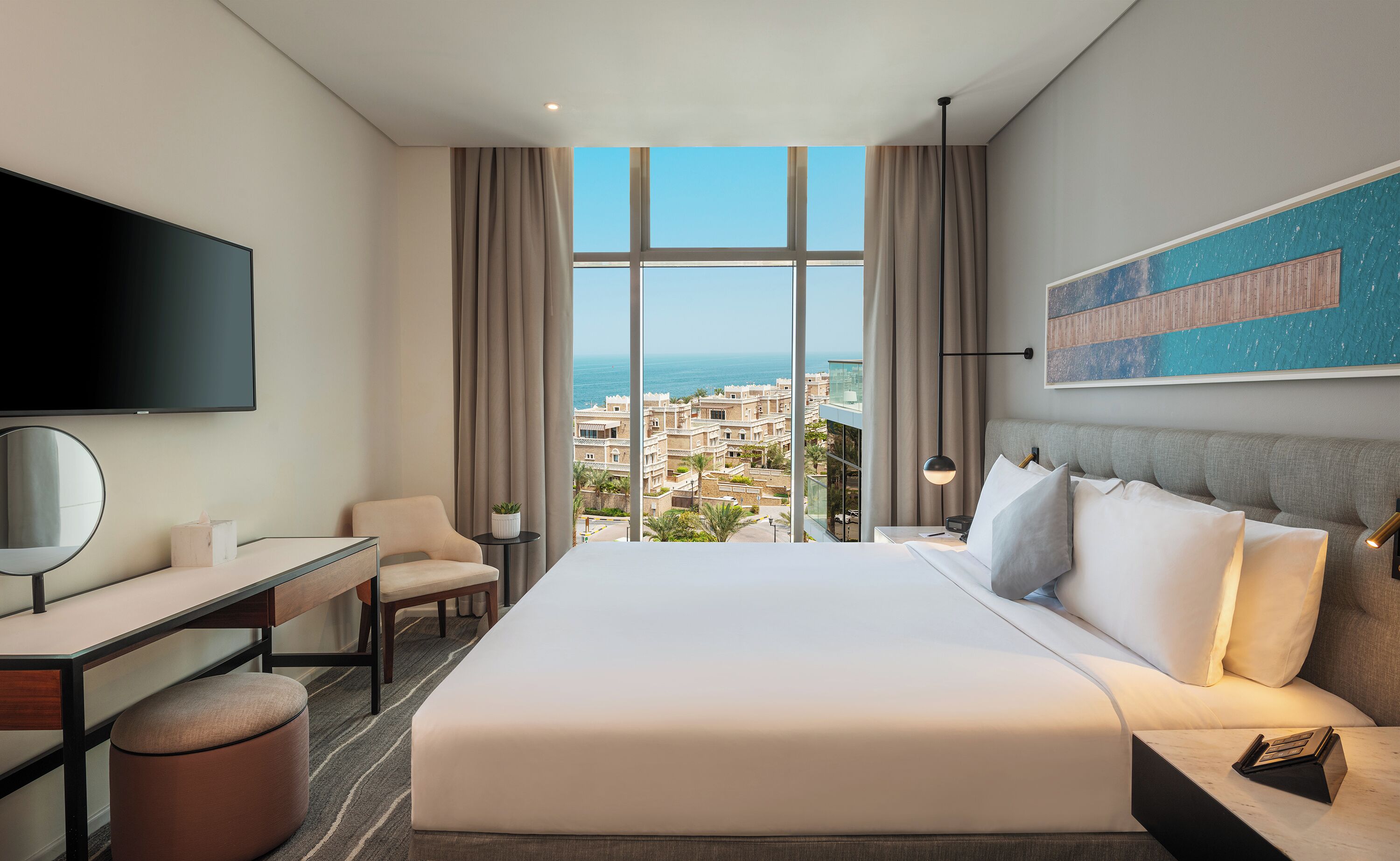 Ropa de cama de alta calidad, camas con pillow-top y minibar 