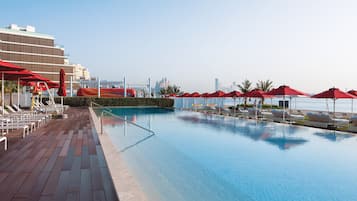 2 buitenzwembaden, ligstoelen bij het zwembad