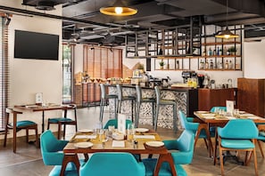 4 restaurants, breakfast, lunch, dinner served; international cuisine