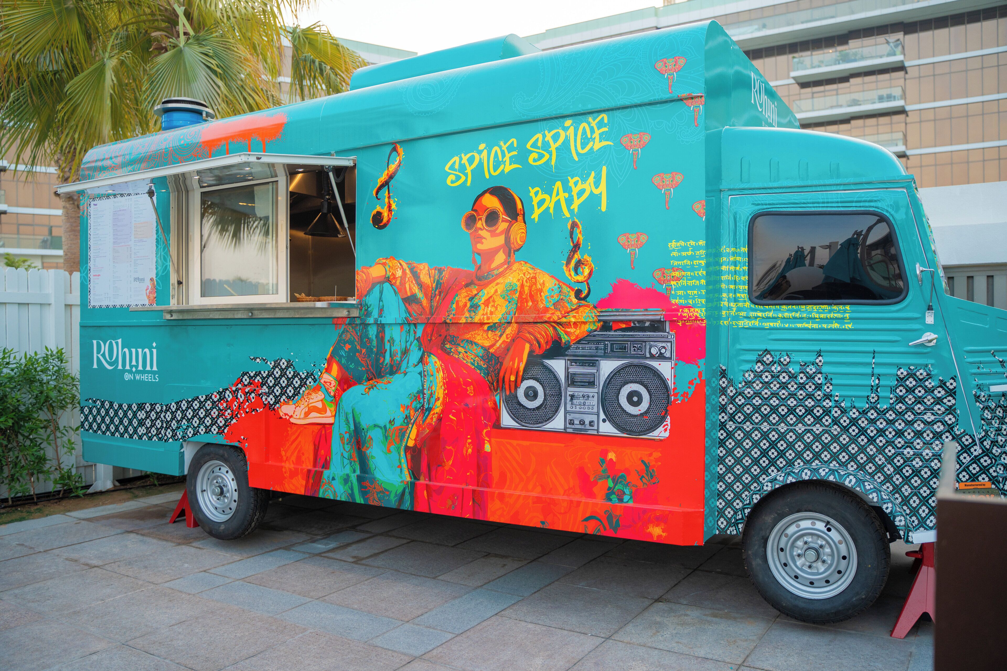 Un food truck con vivaci decorazioni e il nome "Spice Spice Baby".