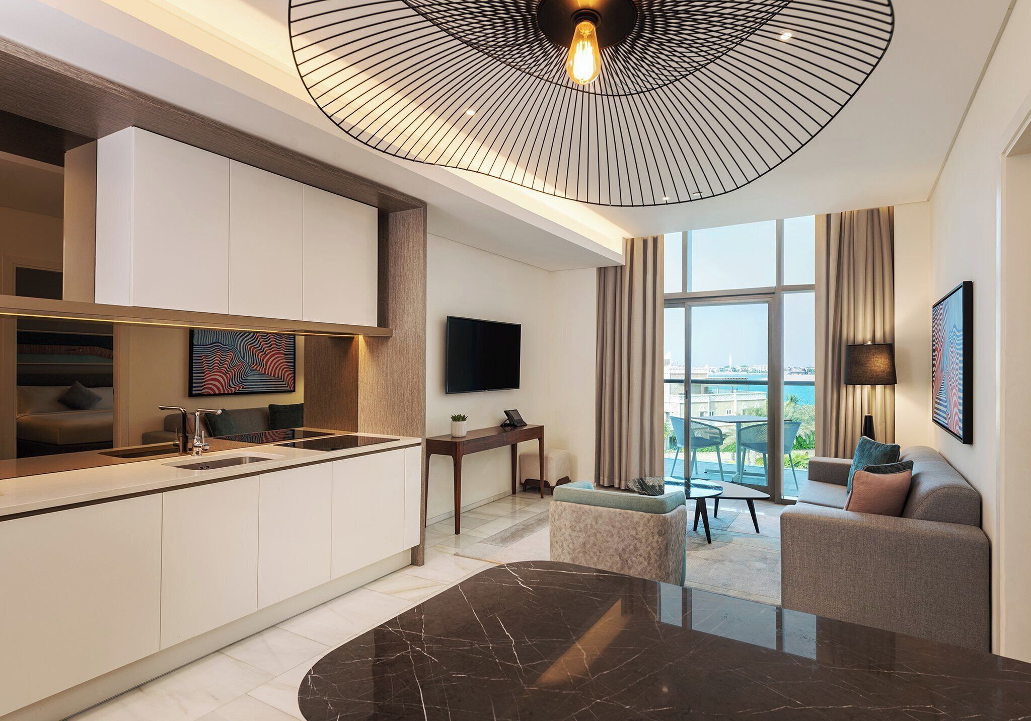 Ylelliset vuodevaatteet, pillowtop-patjalliset sängyt, minibaari