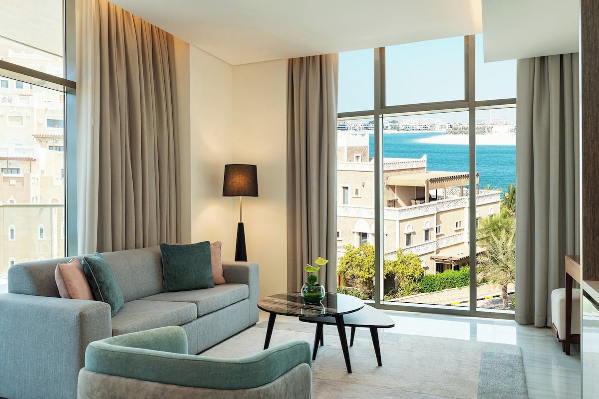 Ylelliset vuodevaatteet, pillowtop-patjalliset sängyt, minibaari