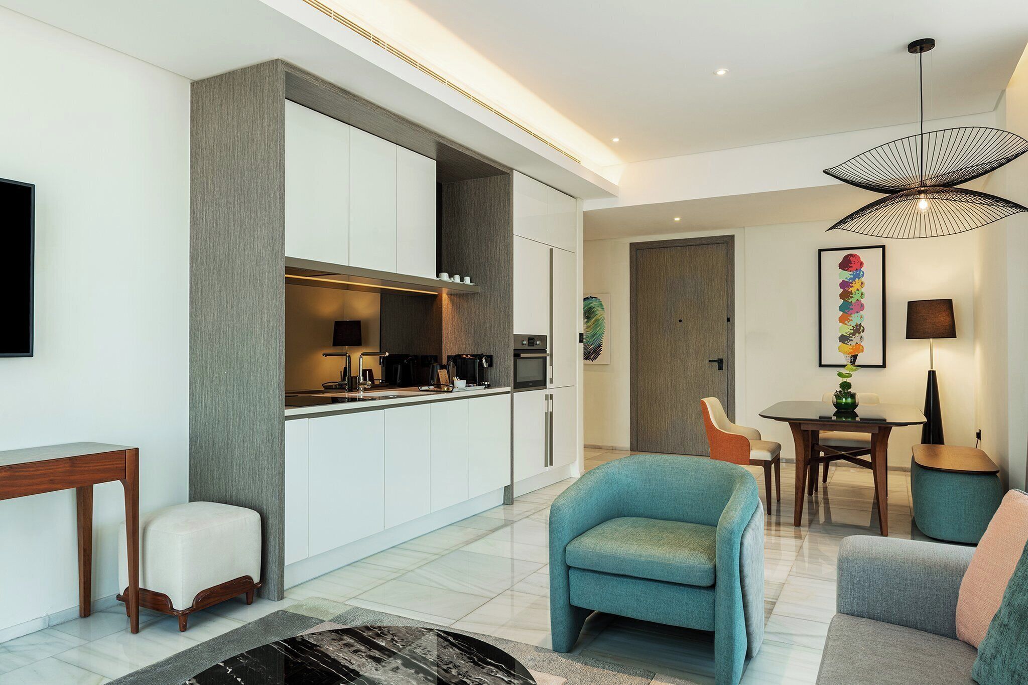 Ylelliset vuodevaatteet, pillowtop-patjalliset sängyt, minibaari