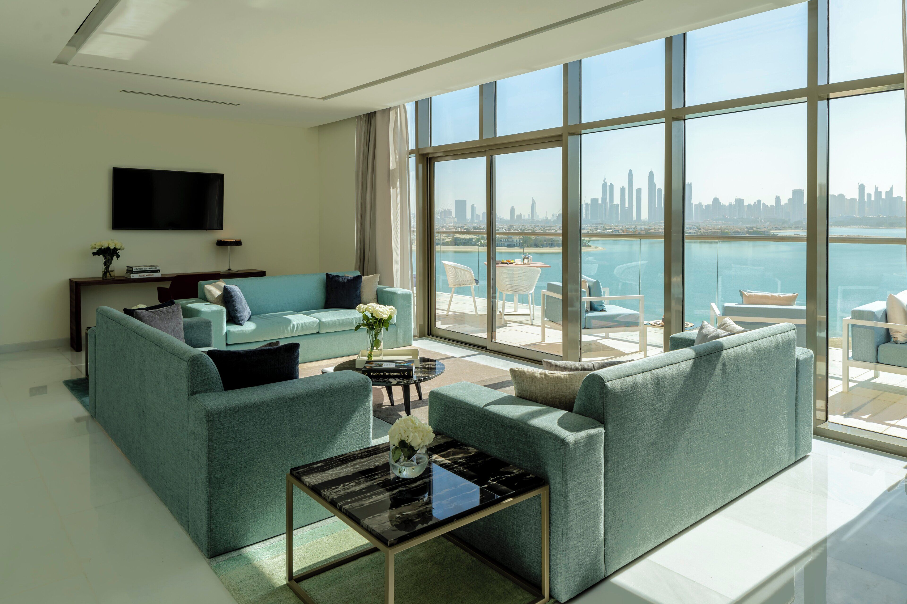 Luxe beddengoed, pillowtop-bedden, een minibar, een kluis op de kamer