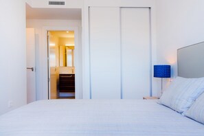 3 slaapkamers, een strijkplank/strijkijzer, gratis wifi, beddengoed
