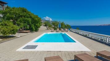 Piscine extérieure, piscine chauffée, chaises longues