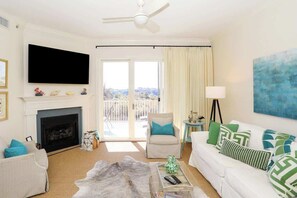 Flatskjerm-TV, peis og kontorer