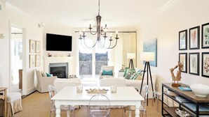 Flat-screen TV, fireplace, offices - Moore Time | Water Taxi to the Beach- Heated Pool (Santa Rosa Beach)
