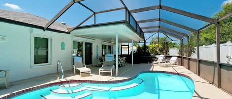 Piscine chauffée, chaises longues