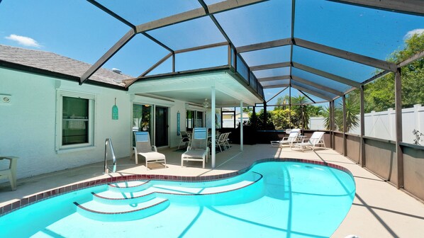 Beheizter Pool, Liegestühle