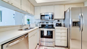 Fridge, microwave, oven, stovetop - Kim's Palm Cottage – Beach Days, Pool Nights & Family Memories, Pets Welcome (Bradenton)