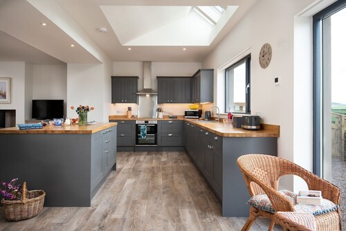 LOOKOUT NORTH - 4.5 miles from Cornhill-on-Tweed, sleeping 4