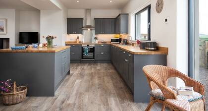 LOOKOUT NORTH - 4.5 miles from Cornhill-on-Tweed, sleeping 4