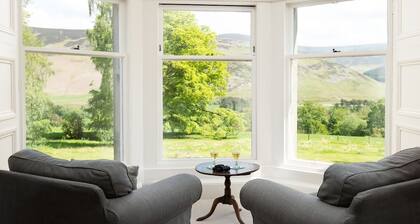 MOSSFENNAN HOUSE & ANNEXE - village of Broughton 3 miles, Peebles 14 miles.