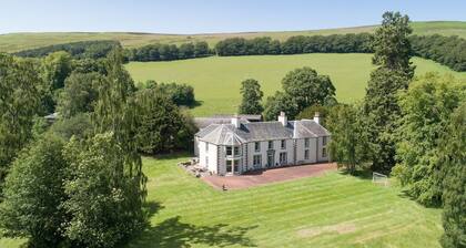 MOSSFENNAN HOUSE & ANNEXE - village of Broughton 3 miles, Peebles 14 miles.