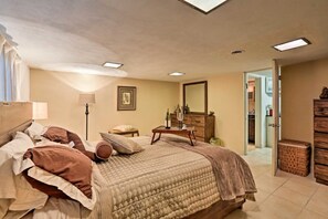 1 bedroom, iron/ironing board, WiFi, bed sheets - Contemporary Cincinnati Apt w/WiFi Mins to Kenwood (Cincinnati)