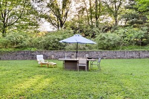 Outdoor dining - Contemporary Cincinnati Apt w/WiFi Mins to Kenwood (Cincinnati)