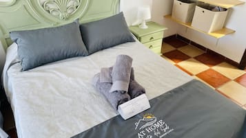 Fer et planche à repasser, Wi-Fi gratuit, draps fournis