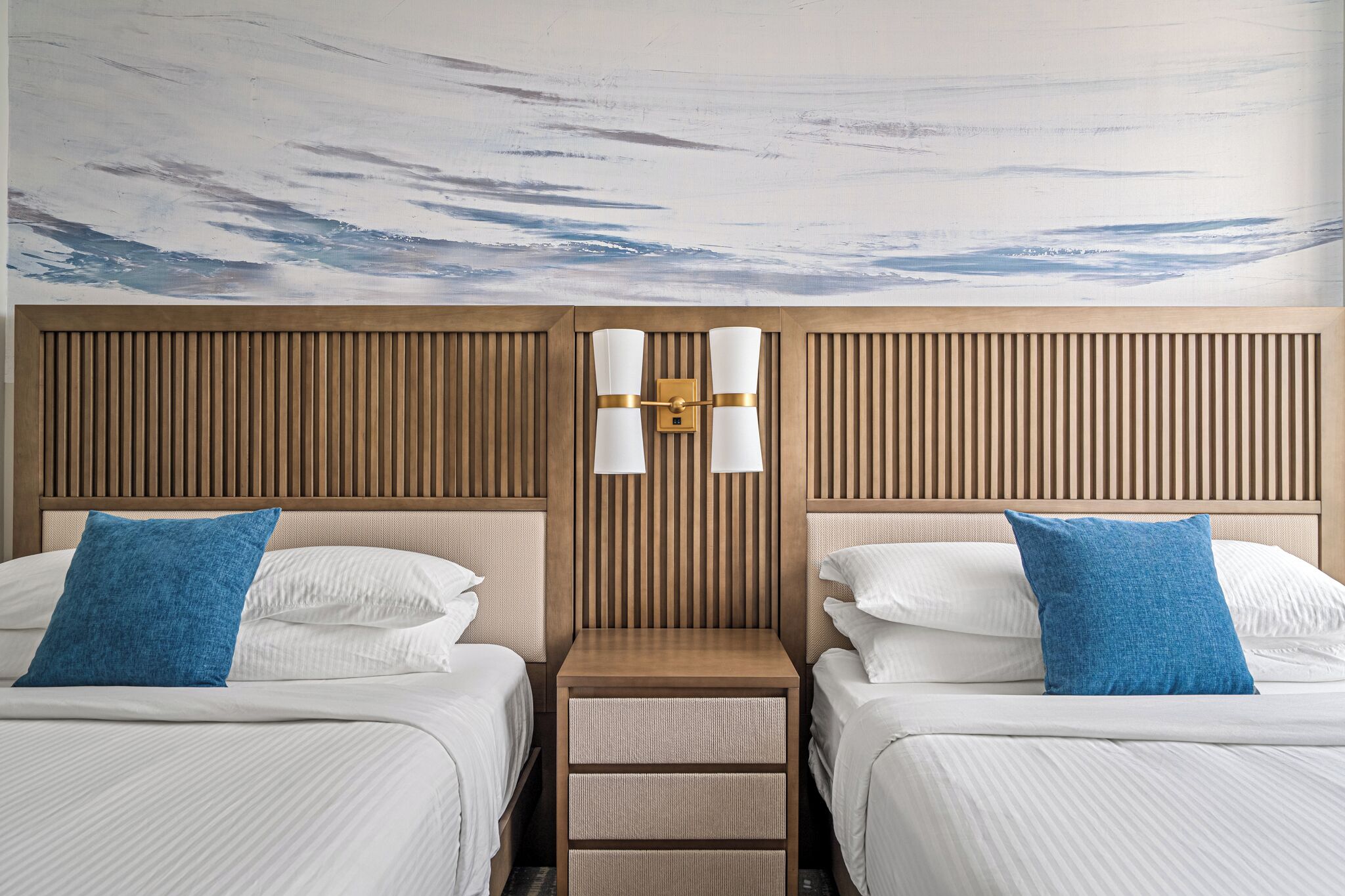 2 makuuhuonetta, tallelokero huoneessa, silitysrauta/-lauta