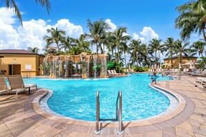 Een buitenzwembad en een verwarmd zwembad