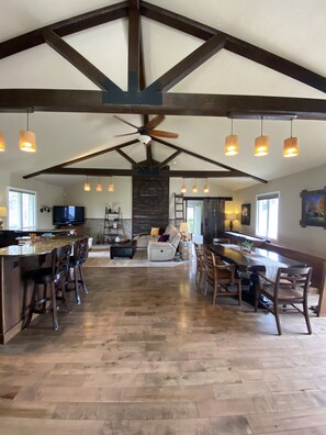 TV, video games, DVD player - Enjoy this one of a kind church converted into (we call it Chome)! (Victor)