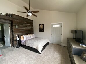 4 bedrooms, in-room safe, iron/ironing board, WiFi - Enjoy this one of a kind church converted into (we call it Chome)! (Victor)