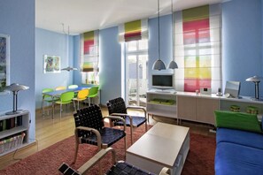 Smart-TV, DVD-Player, Bücher, Stereoanlage