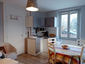 Frigorífico, microondas, horno y placa de cocina