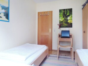 2 bedrooms, travel crib, free WiFi