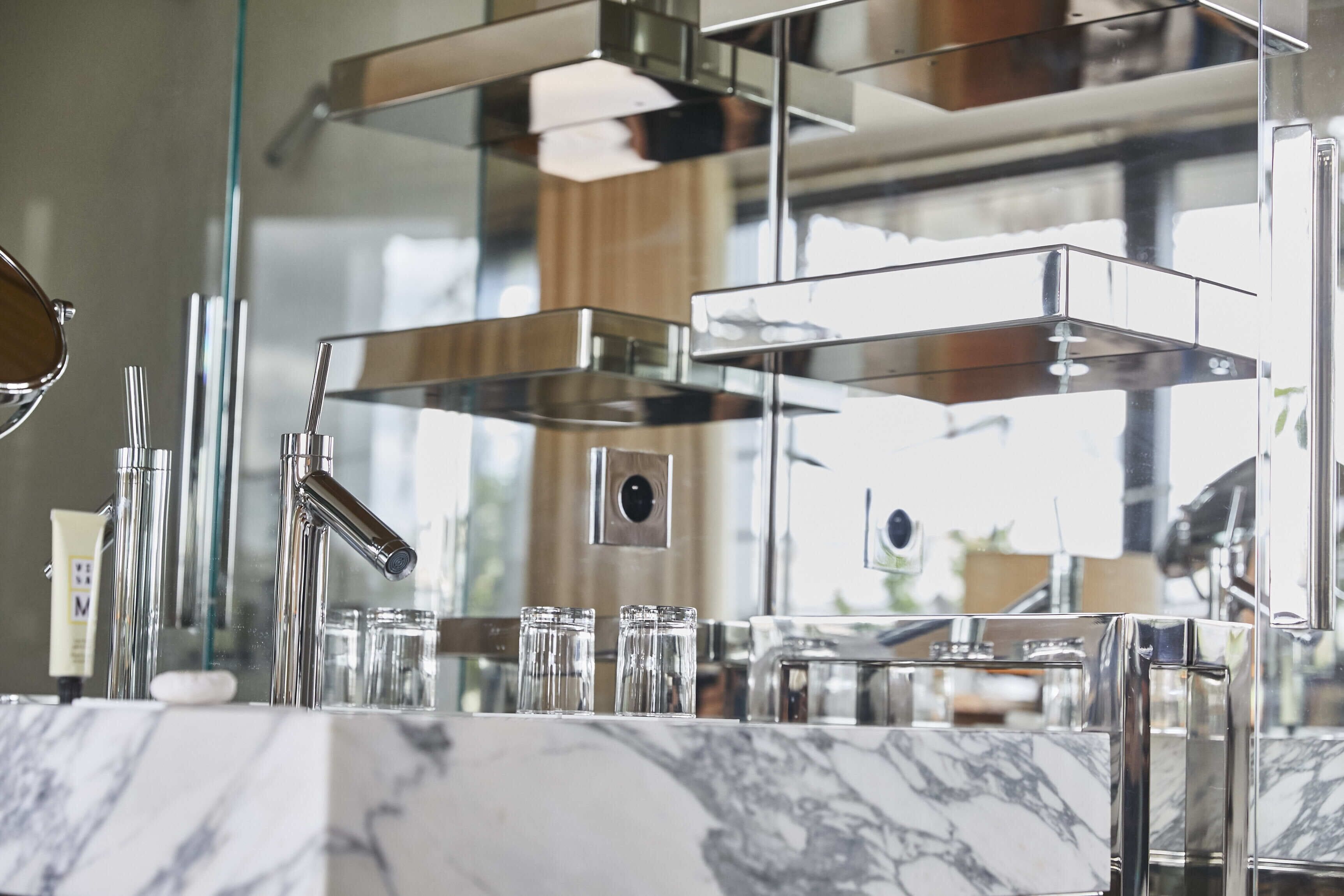 executive double room | bathroom | free toiletries, hair dryer, bathrobes, slippers