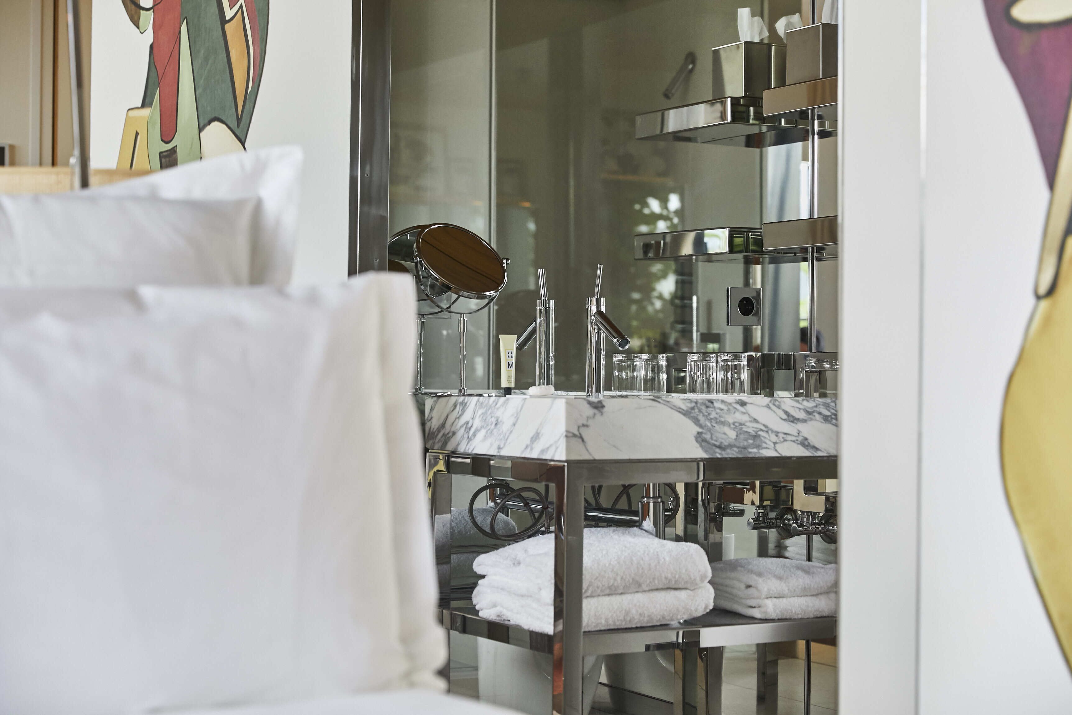 executive double room | bathroom | free toiletries, hair dryer, bathrobes, slippers