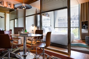 Habitación Business doble | Ropa de cama de alta calidad, colchones con acolchado adicional, minibar