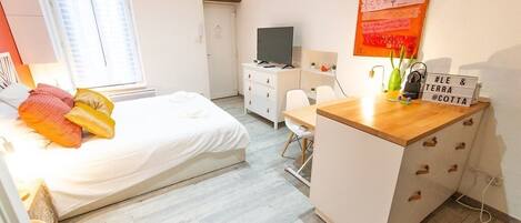 1 bedroom, desk, WiFi