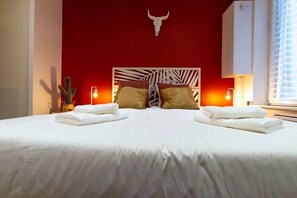 1 bedroom, desk, WiFi