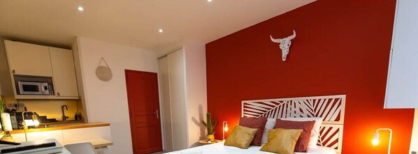 1 bedroom, desk, WiFi