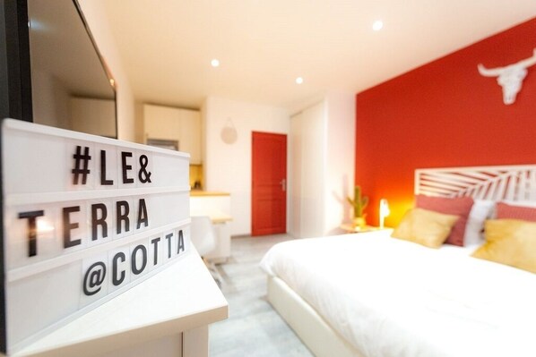 1 bedroom, desk, WiFi