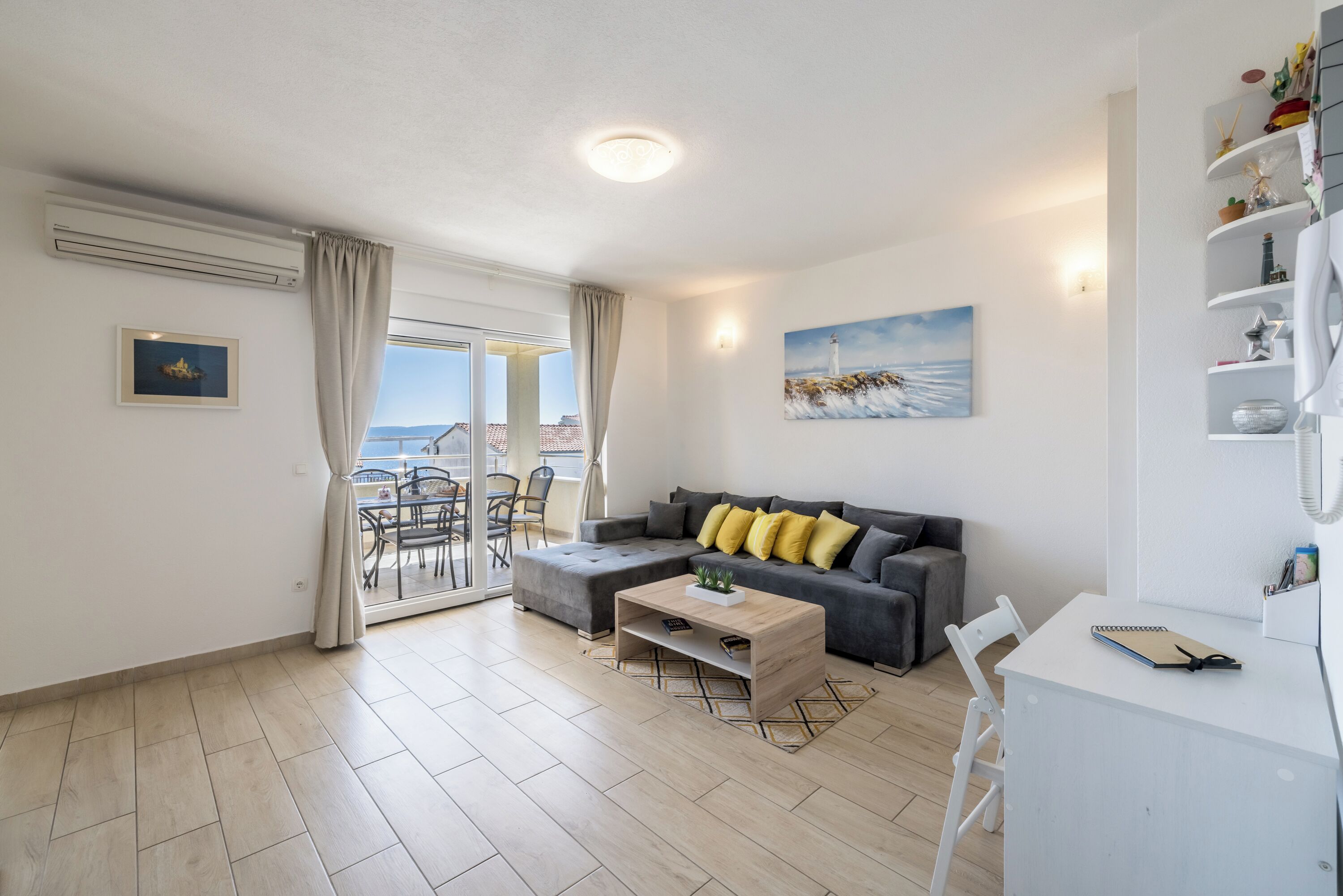 تلفزيون ذكي، مدفأة، كُتُب