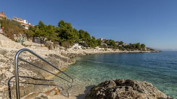 Perto da praia, espreguiçadeiras, toalhas de praia