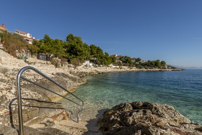 Charming apart.sa Terasom,250m od Mora,Parking,Wi-Fi,Roštilj,4 zvjezdice****