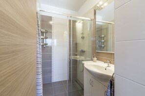 Shower, hair dryer, towels, soap - Charming apart.sa Terasom,250m od Mora,Parking,Wi-Fi,Roštilj,4 zvjezdice**** (Okrug Gornji)