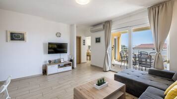 Smart TV, lareira, livros