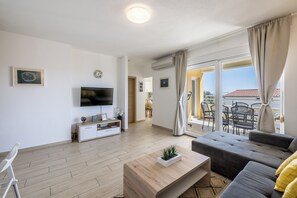 Smart-TV, Kamin, Bücher