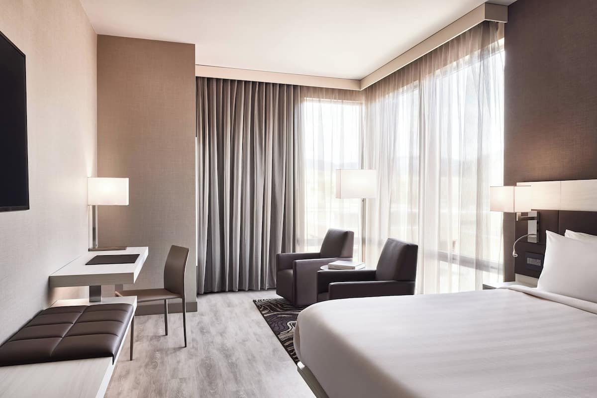 Hypo-allergenic bedding, in-room safe, desk, laptop workspace