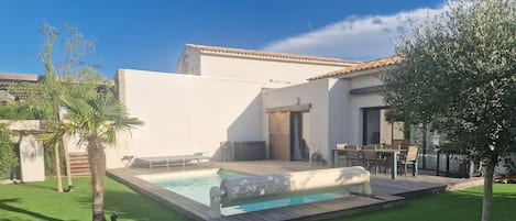 Una piscina al aire libre, una piscina climatizada