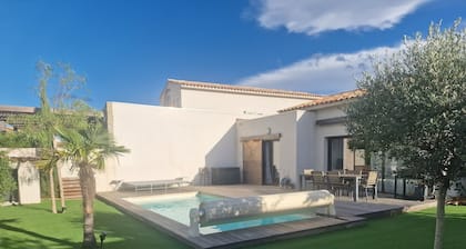 Charming 5* villa, air-conditioned, with swimming pool, 800m from Cala Rossa beach