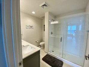 Combined shower/tub, hair dryer, towels