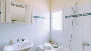 Apartamento superior | Banheiro | Secador de cabelo, toalhas de banho
