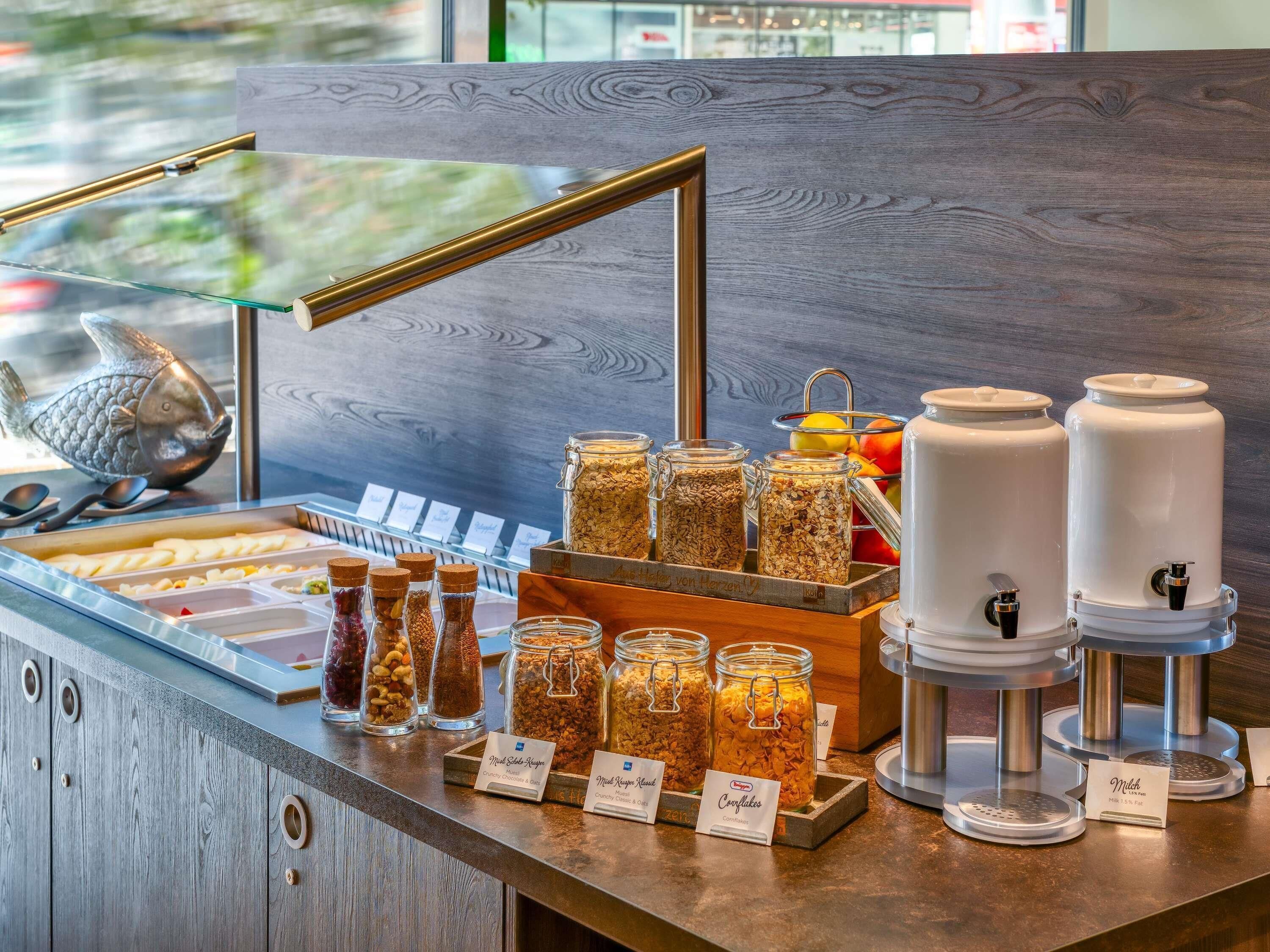 Tägliches Frühstücksbuffet (18 EUR pro Person)