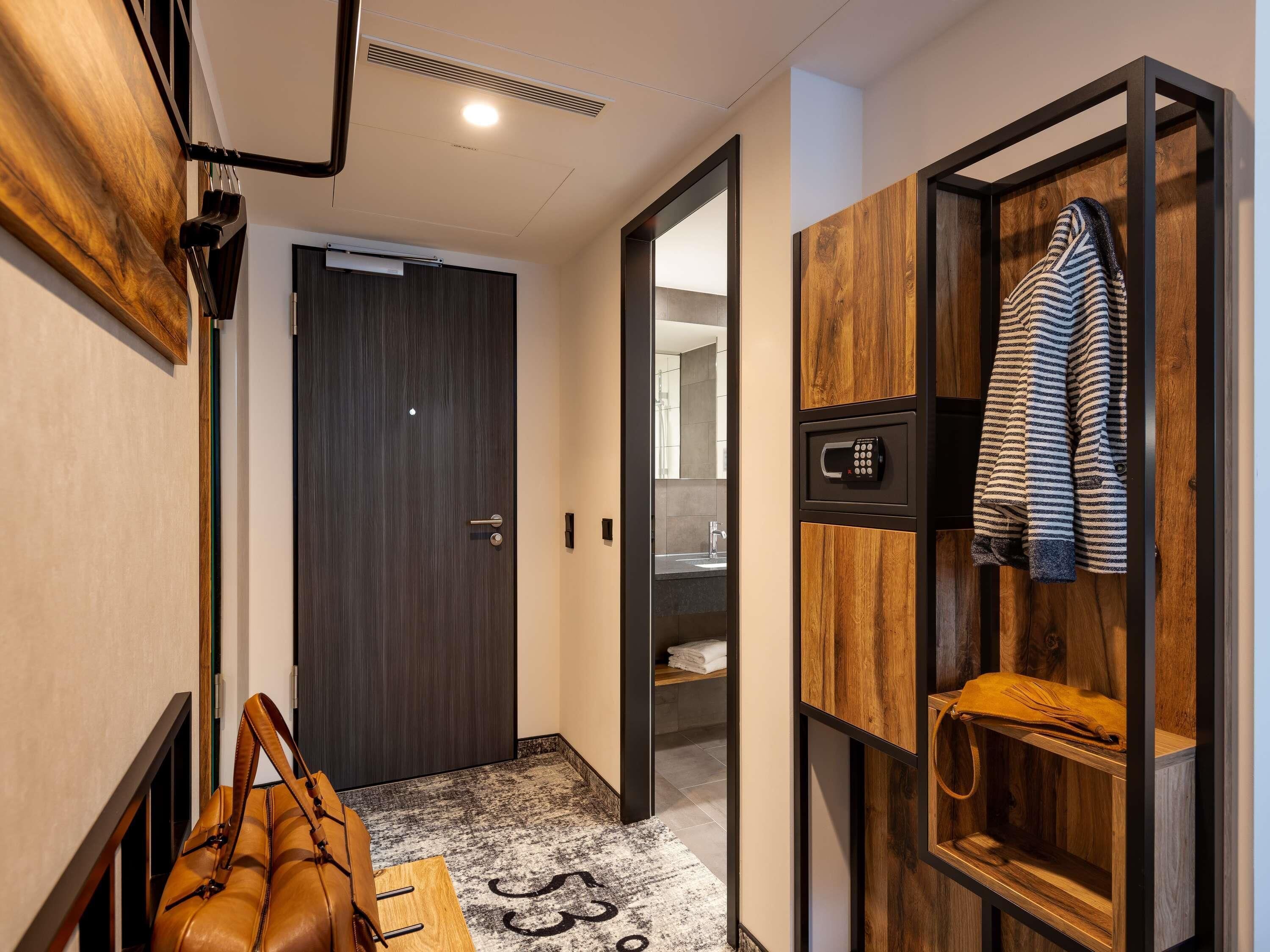 저자극성 침구, 책상, 노트북 작업 공간, 방음 설비